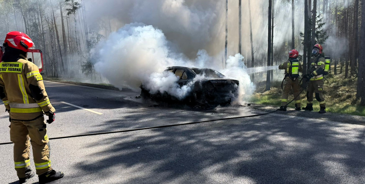 W Rojowie w ogniu stanął mercedes