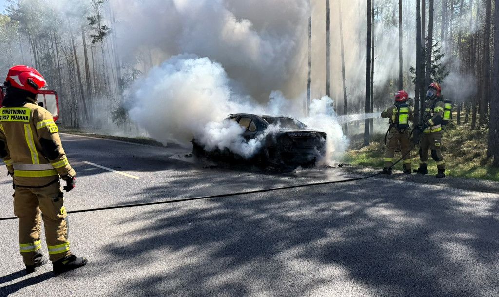 W Rojowie w ogniu stanął mercedes