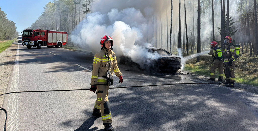 W Rojowie w ogniu stanął mercedes