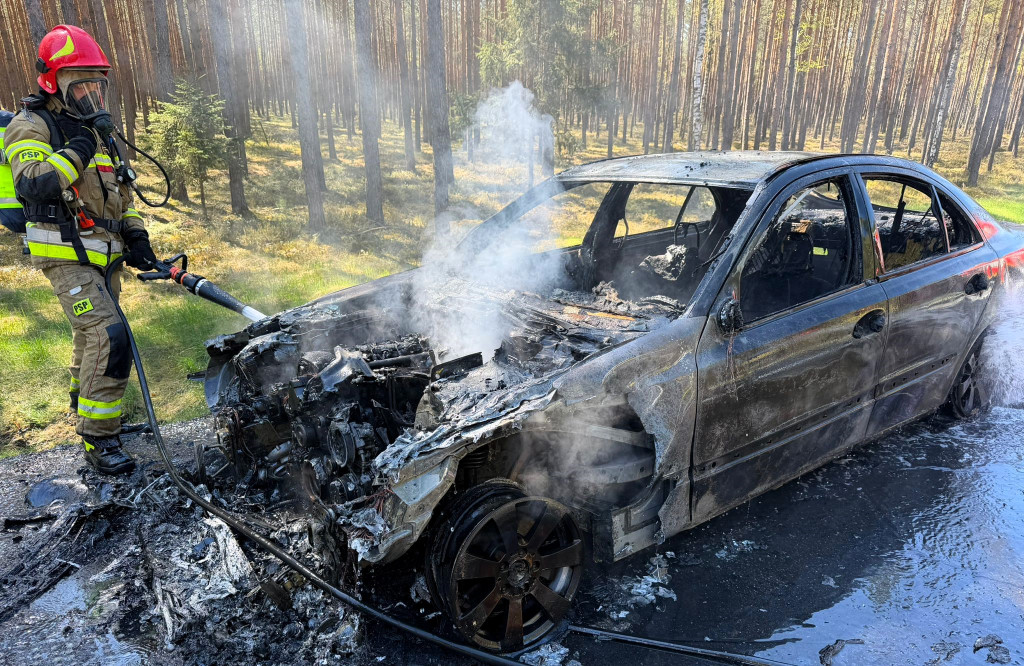 W Rojowie w ogniu stanął mercedes