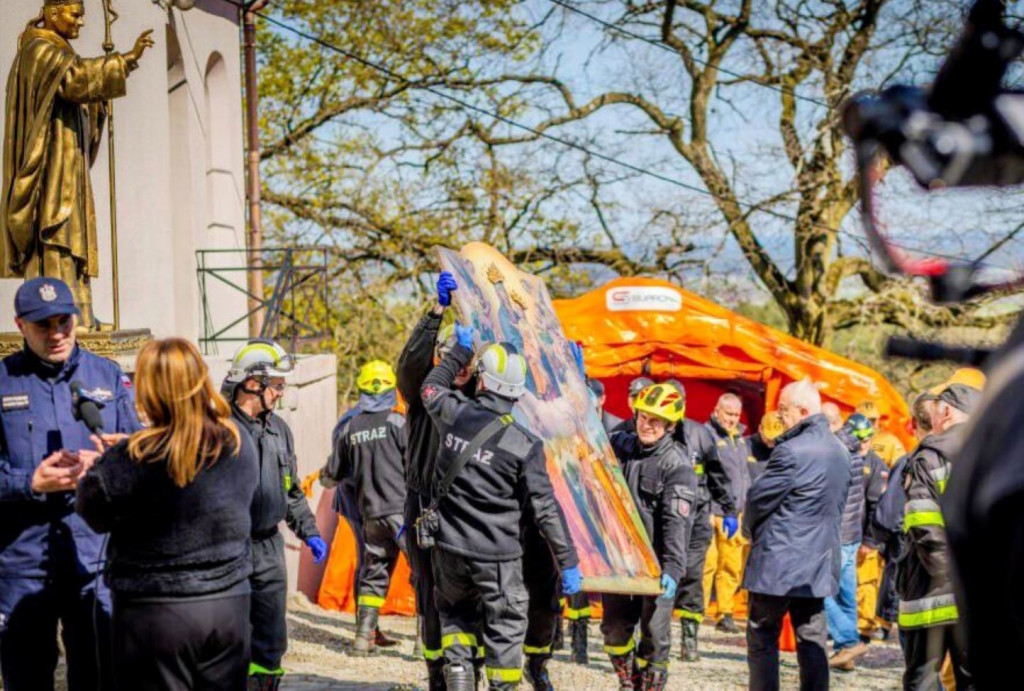 Z kościoła strażacy ewakuowali Matkę Boską