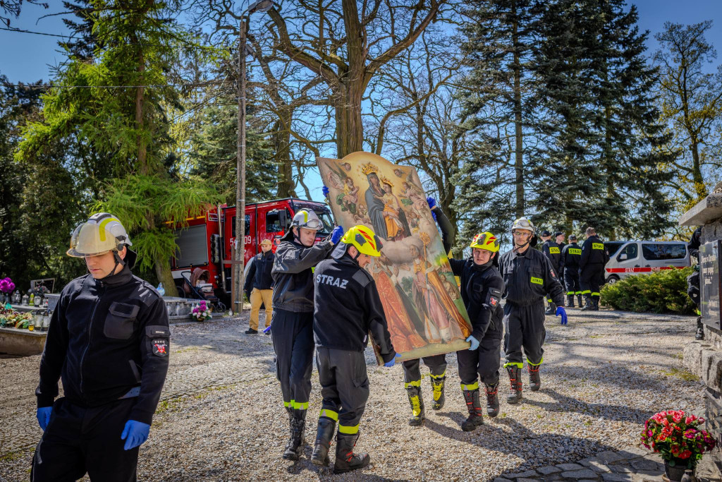 Z kościoła strażacy ewakuowali Matkę Boską