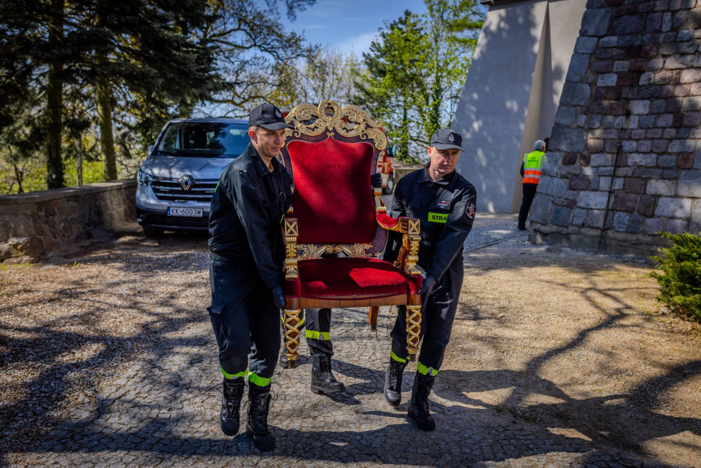 Z kościoła strażacy ewakuowali Matkę Boską