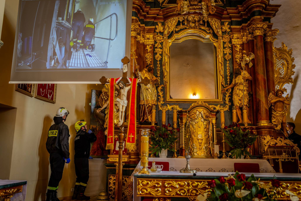 Z kościoła strażacy ewakuowali Matkę Boską