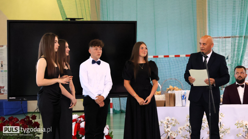 Ósme klasy pożegnały swoją szkołę