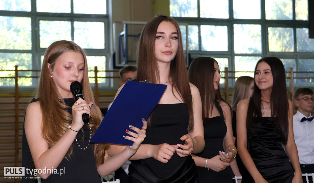 Ósme klasy pożegnały swoją szkołę