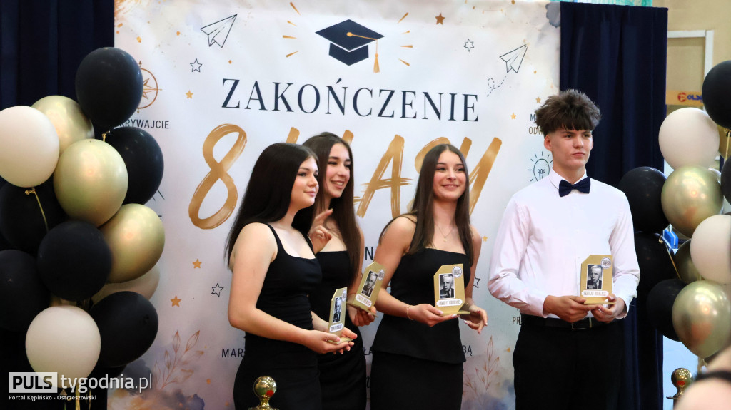 Ósme klasy pożegnały swoją szkołę