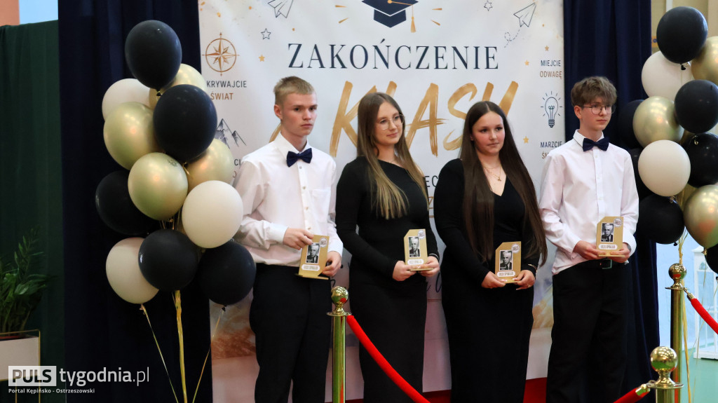 Ósme klasy pożegnały swoją szkołę