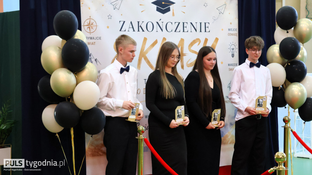 Ósme klasy pożegnały swoją szkołę
