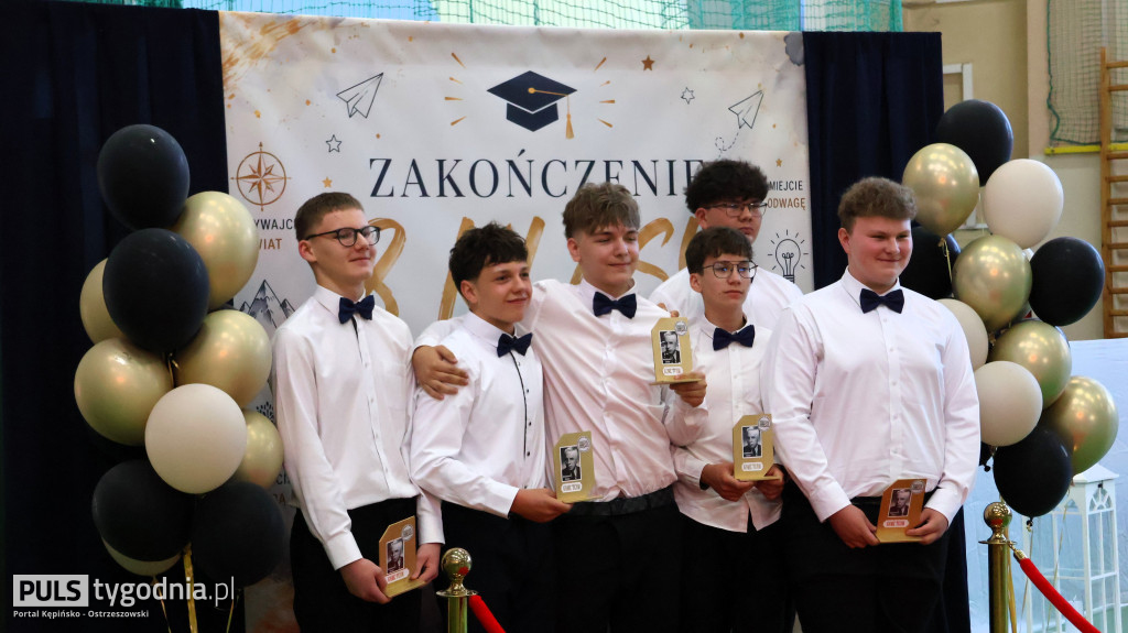 Ósme klasy pożegnały swoją szkołę
