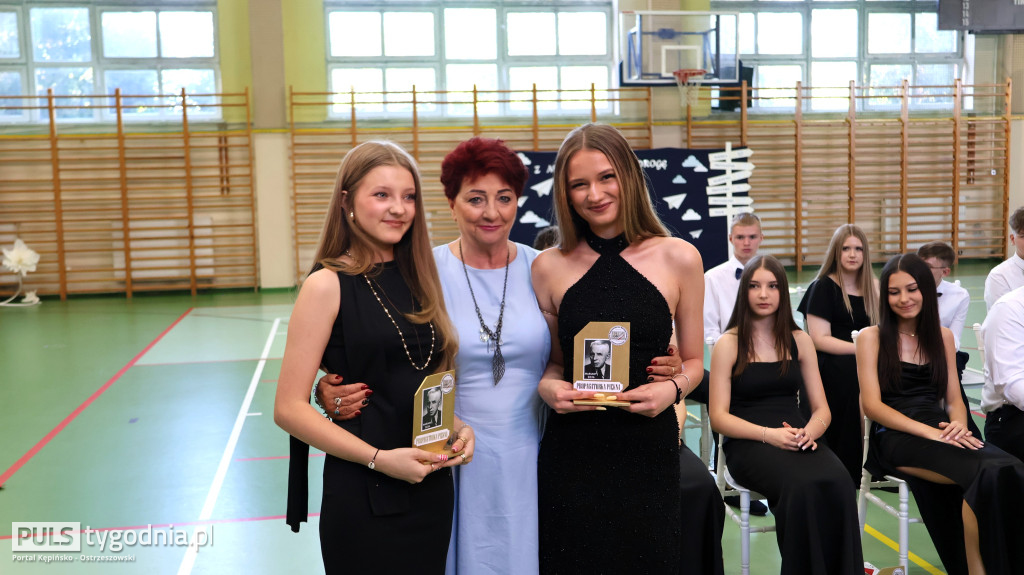 Ósme klasy pożegnały swoją szkołę