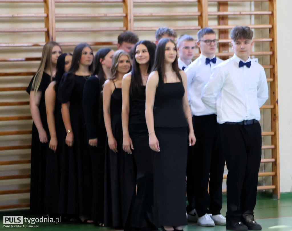 Ósme klasy pożegnały swoją szkołę