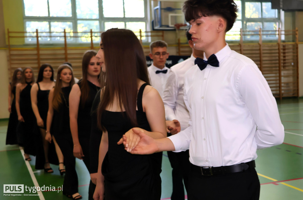 Ósme klasy pożegnały swoją szkołę