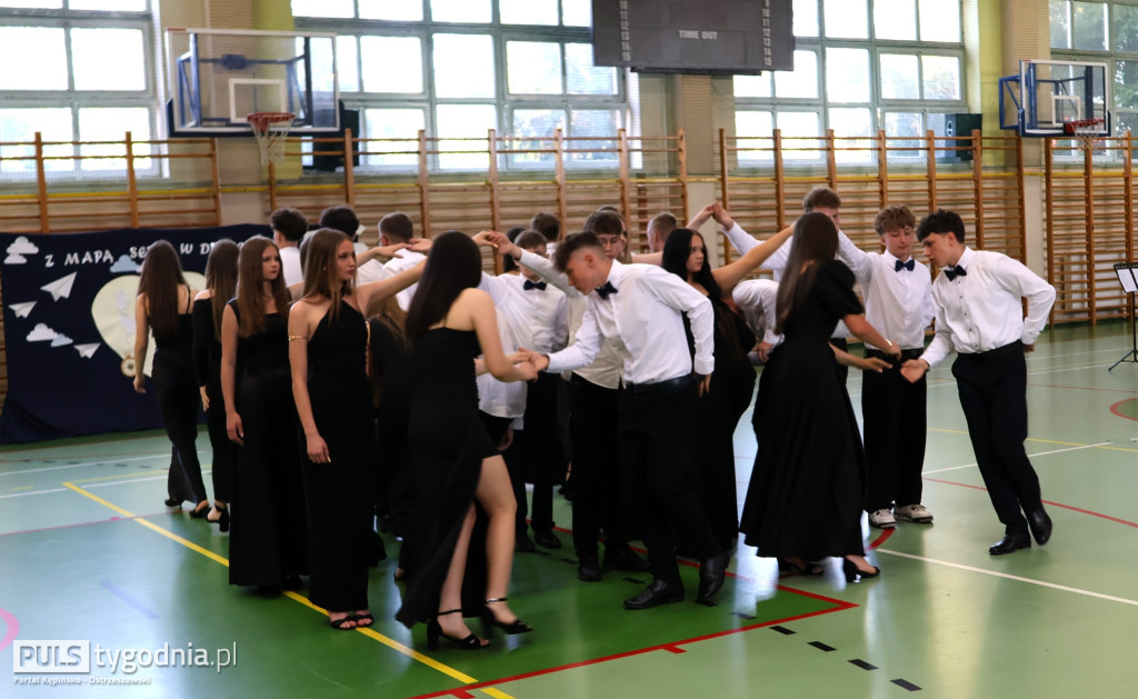 Ósme klasy pożegnały swoją szkołę