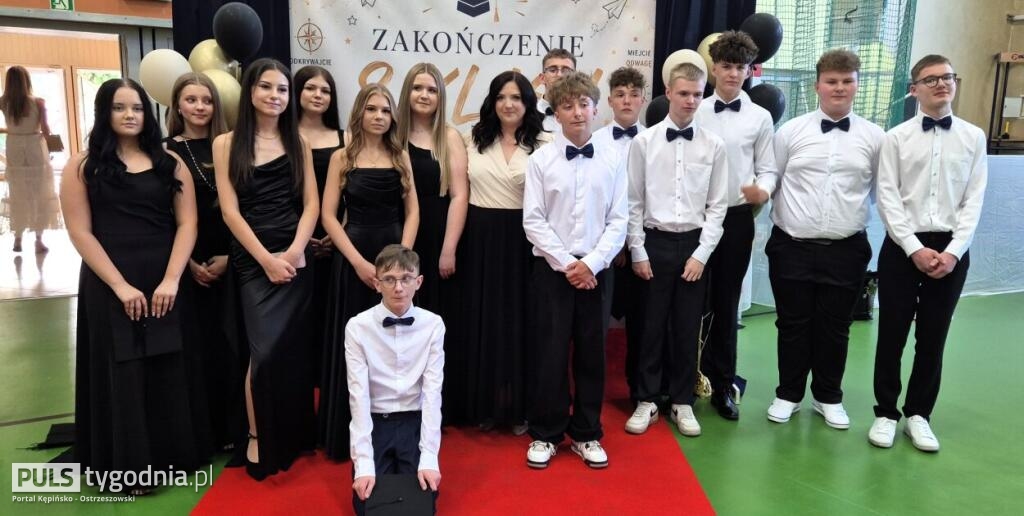 Plakali za swoją szkołą