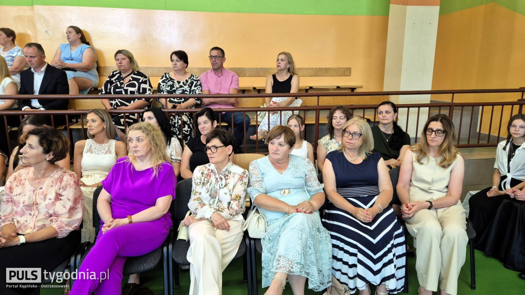 Plakali za swoją szkołą