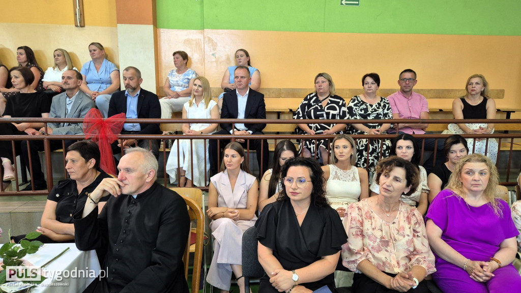 Plakali za swoją szkołą