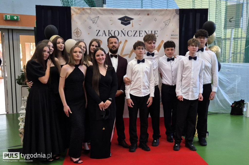 Plakali za swoją szkołą