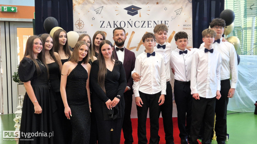 Plakali za swoją szkołą