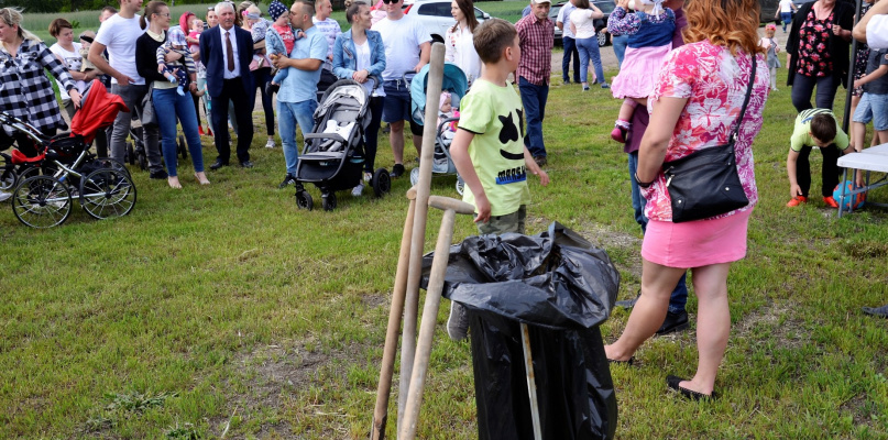 KRASZEWICE: Rodzice najmłodszych mieszkańców gminy posadzili klony