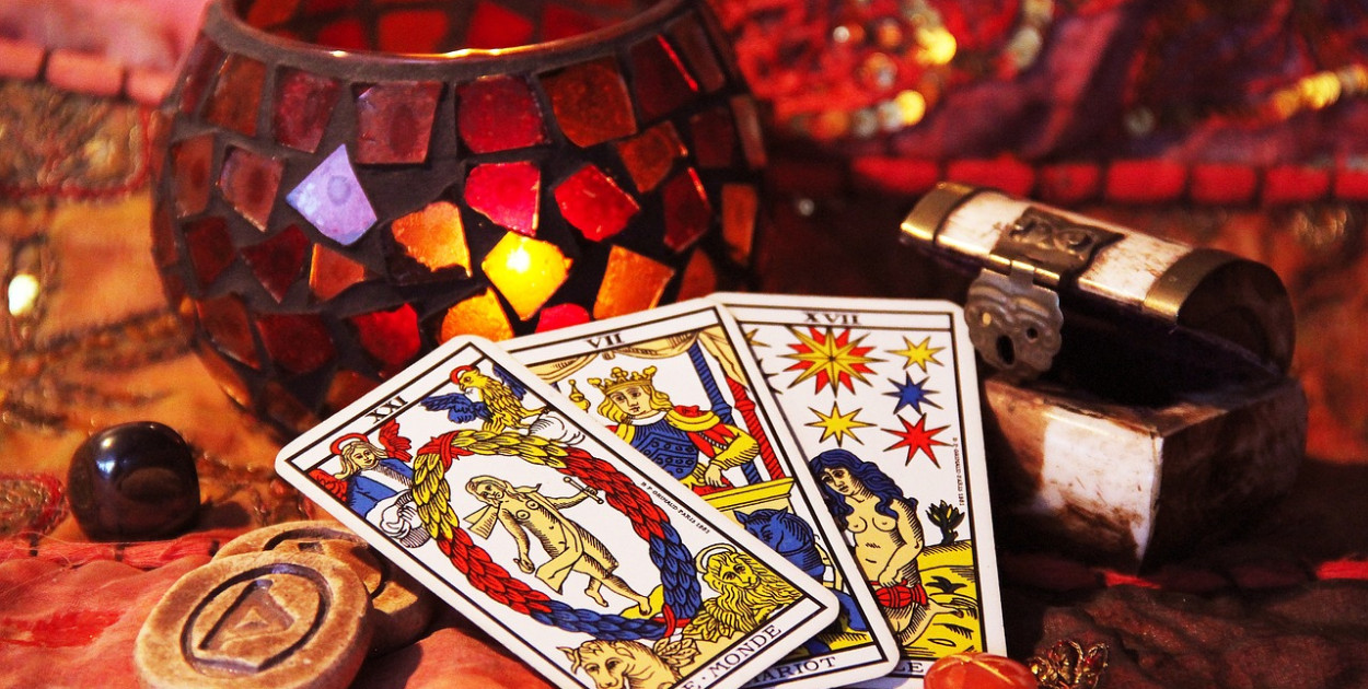 Numerologia 3 vs tarot - porównanie dwóch fascynujących dziedzin