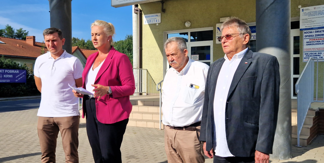 Poseł Sójka z apelem przed ostrzeszowskim szpitalem