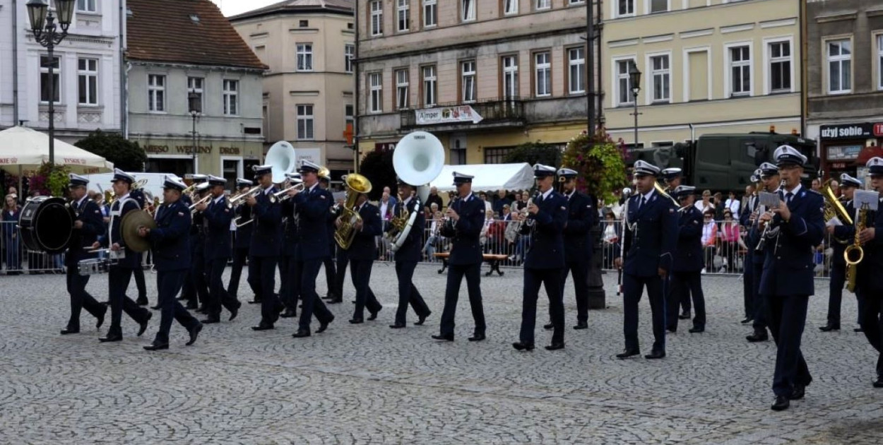 Tego dnia na kępińskim rynku odbył się koncert orkiestr służb mundurowych