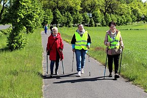 Seniorzy z Mikstatu z kijkami i zapałem-2055