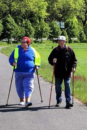 Seniorzy z Mikstatu z kijkami i zapałem-2055