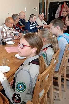 Uczniowie z Bukownicy i Marszałek u seniorów-2093