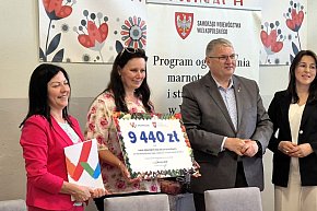 Marszałek wręczył gospodyniom i strażakom czeki-2112