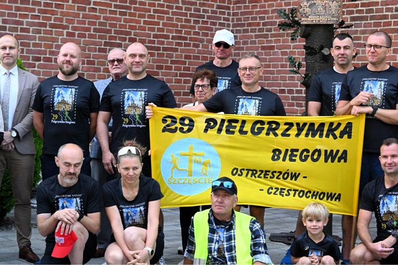 Biegacze wyruszyli na Jasną Górę