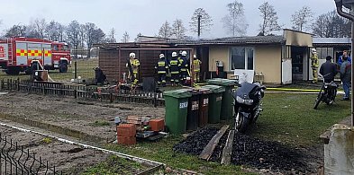 Strażacy walczyli z pożarem garażu w Marszałkach-33090