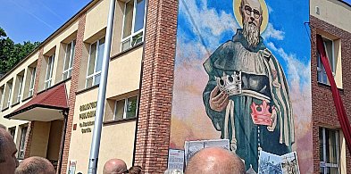 W Ostrzeszowie odsłonięto mural św. Maksymiliana Marii Kolbego-36989