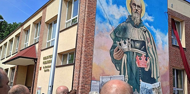 W Ostrzeszowie odsłonięto mural św. Maksymiliana Marii Kolbego - 36989