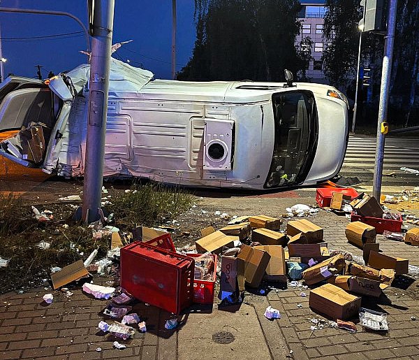 Zderzenie samochodu ciężarowego z busem w Ostrzeszowie-37048