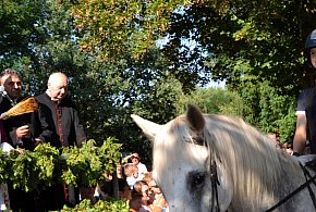 Biskup Antoni Długosz nie szczędził zwierzętom święconej wody-38054