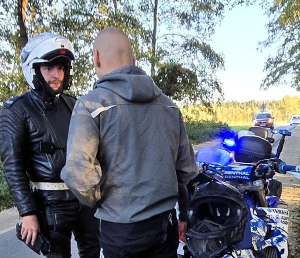 20-latek bez uprawnień a motocykl bez kierunkowskazów i lusterek-38869