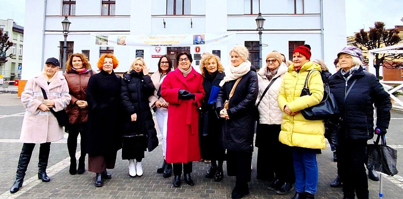 Senator Matecka i posłanka Pawliczak na ostrzeszowskim rynku - 40195