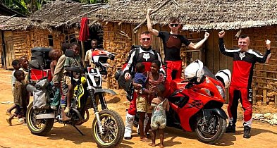 Z Kamerunu dotarli na motocyklach do Kapsztadu. Doruchów jest z nich dumny.-40950