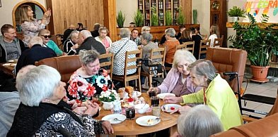 Uczniowie z Bukownicy i Marszałek u seniorów-41027