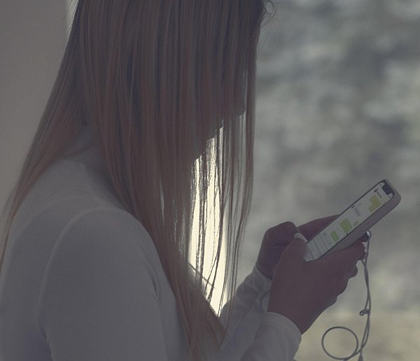 Odgórny zakaz telefonów w szkołach? MEN zdradza plany zmian-41111