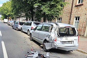 Uszkodził sześć zaparkowanych na ulicy Kolejowej pojazdów-41138