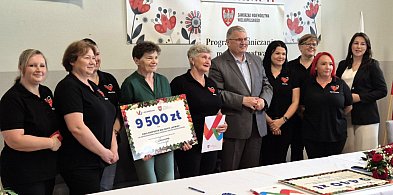Marszałek wręczył gospodyniom i strażakom czeki-41141