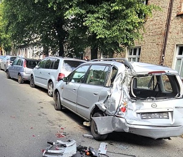 Uszkodził sześć zaparkowanych na ulicy Kolejowej pojazdów-41138