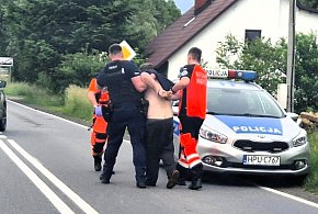 W Rojowie pijany 64-latek zaatakował policjantów i ratowników medycznych-41182