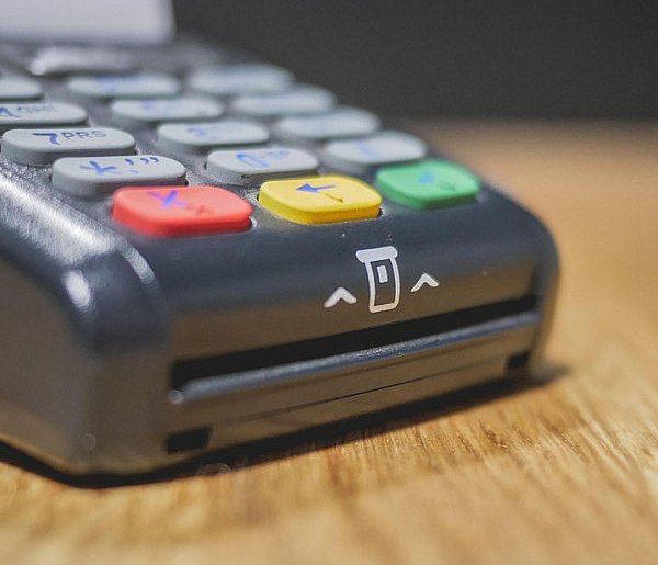 Zakaz sprzedaży i większy nadzór. Tych produktów nie kupią już nieletni-41477