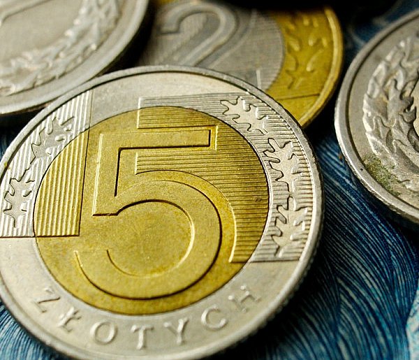 Setki tysięcy Polaków otrzymały nowe świadczenie. Co z resztą?-41529