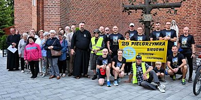 14 biegaczy wyruszyło z Ostrzeszowa na Jasną Górę-41636