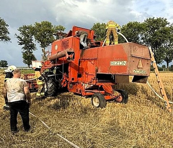 Pożar kombajnu zbożowego w miejscowości Marczykowskie-41673